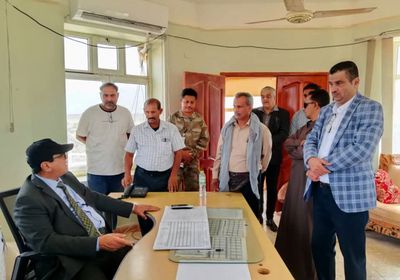 رئيس هيئة الطيران يتفقد سير العمل في مطار سقطرى