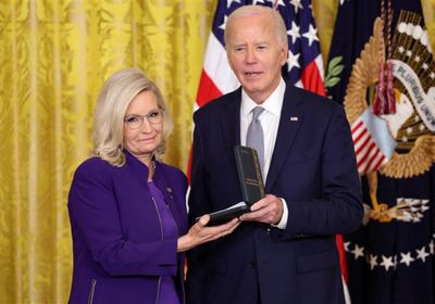 بايدن يوزع أرفع الأوسمة على مؤيديه قبل نهاية رئاسته