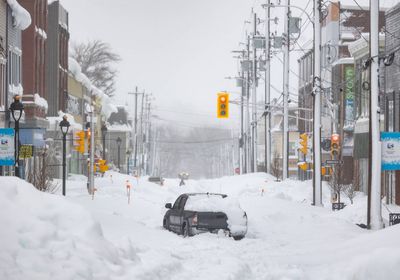 الثلوج الكثيفة تشل الحياة اليومية في بريطانيا