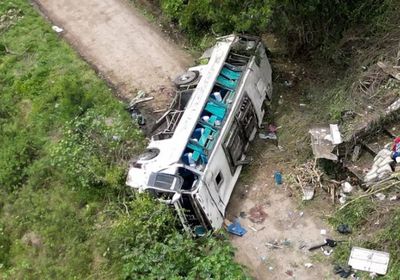 مصرع 13 وإصابة 28 في سقوط حافلة سياحية &nbsp;بوادٍ عميق بكولومبيا