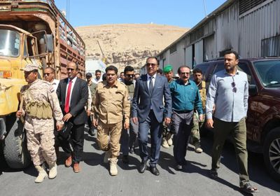 فريق التواصل يتابع سير العمل في ميناء المكلا