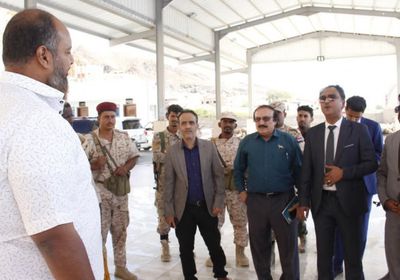 فريق التواصل يتلقى شكاوى الصيادين بمركز الإنزال السمكي في المكلا