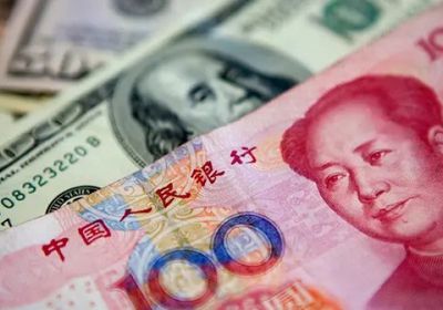 اليوان يمحو خسائره أمام الدولار ويهبط لقاع عامين