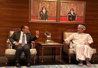 وزير الخارجية المصري يصل إلى مسقط