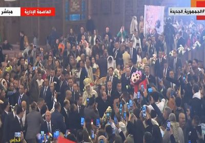بأعلام مصر ولافتات التحية.. الأقباط يستقبلون الرئيس السيسي بكاتدرائية المسيح