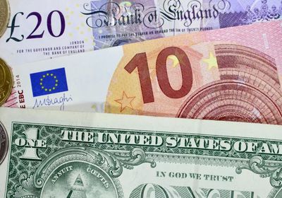 تراجع مؤشر الدولار الأمريكي مع انتعاش اليورو والإسترليني