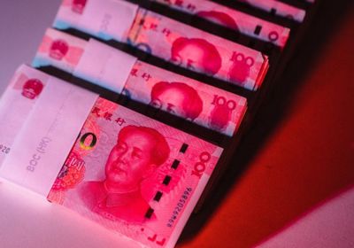 انخفاض اليوان دون 7.3 مقابل الدولار لأول مرة منذ 2023