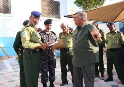 العميد المنهالي يوجه بتنظيم العمل في مصلحة جوازات المكلا