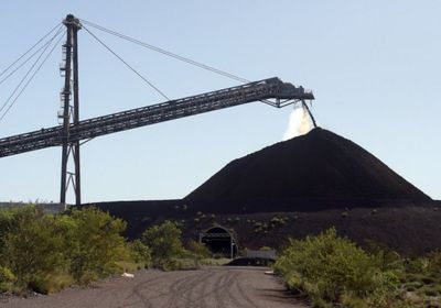 الحديد يهبط لأدنى مستوى في شهر وسط مخاوف بشأن الطلب الصيني