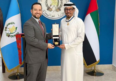 تقديراً لجهوده.. رئيس غواتيمالا يمنح السفير المنهالي وسام "أنطونيو إيريساري"