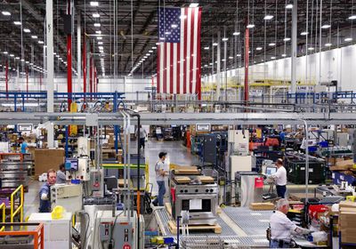 انخفاض طلبيات المصانع الأمريكية وارتفاع المخزونات