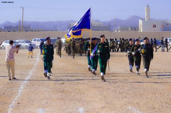 أمن شبوة يدشن العام التدريبي بعرض عسكري في عتق