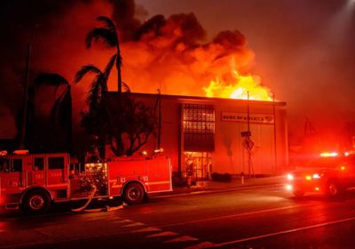 الرئيس الأمريكي يعلن منطقة الحرائق في كاليفورنيا "منكوبة"