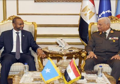 وزير الدفاع المصري يلتقي نظيره الصومالي في القاهرة