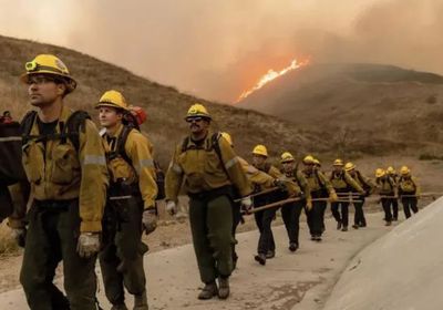 أمريكا.. ولاية كاليفورنيا تستعين بالسجناء لمكافحة حرائق لوس أنجلوس