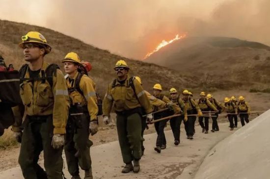 أمريكا.. ولاية كاليفورنيا تستعين بالسجناء لمكافحة حرائق لوس أنجلوس