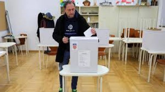 الكرواتيون يدلون بأصواتهم في الدورة الثانية من الانتخابات الرئاسية