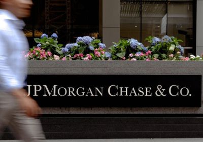 "جيه بي مورجان" يلزم موظفيه بالعودة للعمل من المكتب