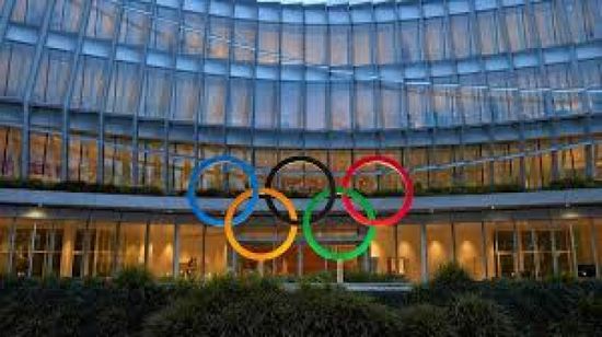 اللجنة الأولمبية الدولية تمنح سباحا ميداليات بديلة