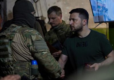 زيلينسكي يلمح إلى احتمالية نشر عساكر أجانب لدعم أوكرانيا