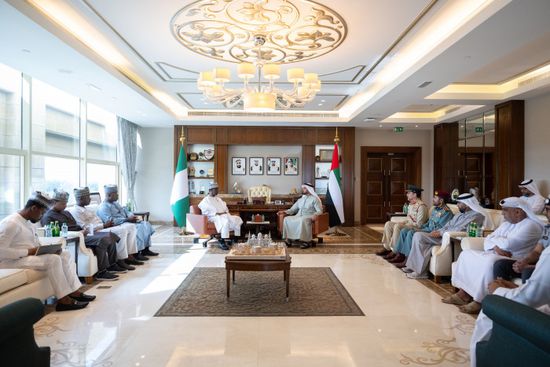 وزير الداخلية الإماراتي يلتقي مستشار الأمن القومي النيجيري