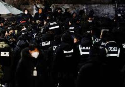 تجمع شُرطي خارج مقر إقامة "يون سوك" لاعتقاله