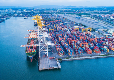 تراجع أسهم الشحن الأوروبية بعد تجنب إضراب الموانئ الأمريكية