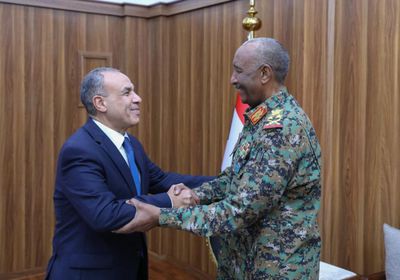 وزير الخارجية المصري يلتقي رئيس مجلس السيادة الانتقالي بالسودان