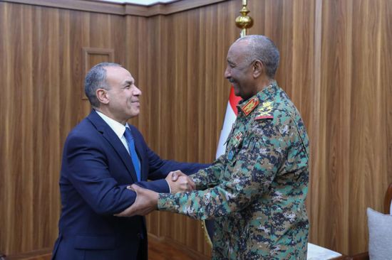 وزير الخارجية المصري يلتقي رئيس مجلس السيادة الانتقالي بالسودان