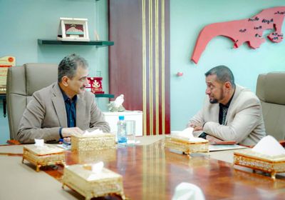 محافظ عدن يناقش آليات الرقابة المالية على المؤسسات