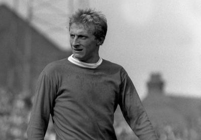 وفاة لاعب مانشستر يونايتد الأسبق دينيس لو