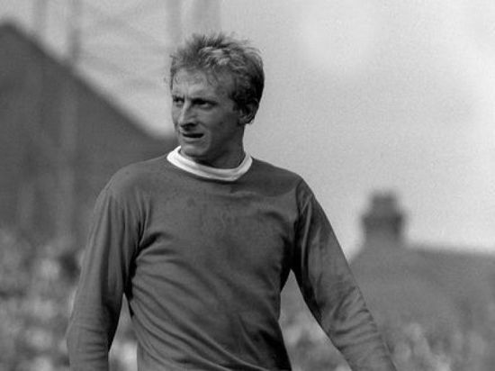 وفاة لاعب مانشستر يونايتد الأسبق دينيس لو