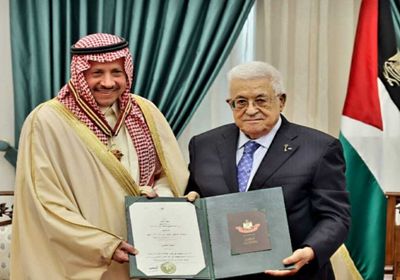 أبو مازن يقلد سفير السعودية لدى فلسطين بنجمة القدس