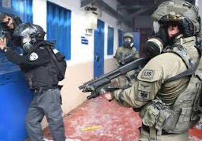 جيش الاحتلال يفرق المتجمهرين الفلسطينيين عند سجن عوفر