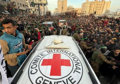 حشود تستقبل المعتقلين الفلسطينيين المفرج عنهم من السجون الإسرائيلية