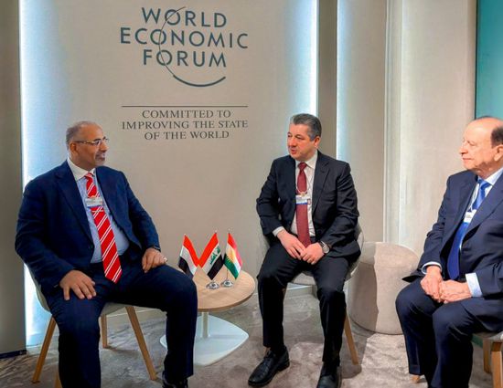 الرئيس الزُبيدي يلتقي رئيس حكومة إقليم كوردستان العراق بدافوس