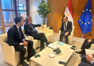 وزير الخارجية المصري يلتقى مع رئيس "الوطنيون من أجل أوروبا" بالبرلمان الأوروبى