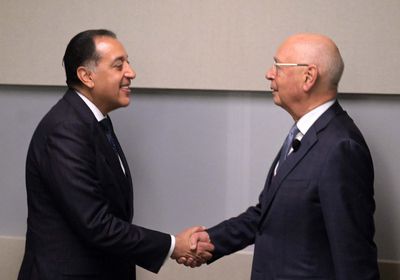 رئيس الوزراء المصري يلتقي مؤسس المنتدى الاقتصادي العالمي