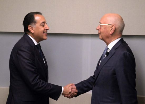 رئيس الوزراء المصري يلتقي مؤسس المنتدى الاقتصادي العالمي