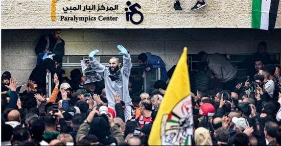 بعد ساعات من تحريره.. قوات إسرائيلية تقتحم منزل أسير شمال القدس