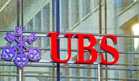 "يو بي إس": انخفاض الفائدة مرهون بتأثير التعريفات الجمركية