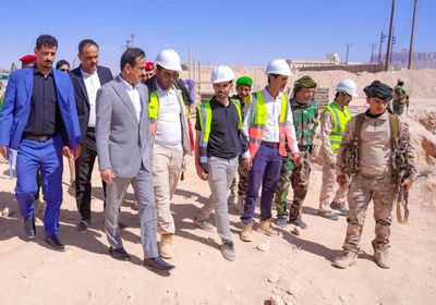 محافظ شبوة يتفقد نسب إنجاز المحطة التحويلية لمشروع الطاقة الشمسية