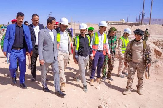 محافظ شبوة يتفقد نسب إنجاز المحطة التحويلية لمشروع الطاقة الشمسية