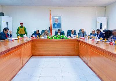 محافظ شبوة يؤكد أهمية الشفافية ومكافحة الفساد بالمؤسسات