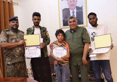 أمن ساحل حضرموت يكرم 3 مواطنين ساهموا بالقبض على مجرم