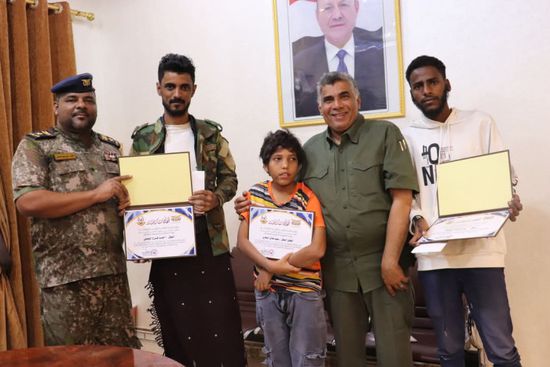 أمن ساحل حضرموت يكرم 3 مواطنين ساهموا بالقبض على مجرم