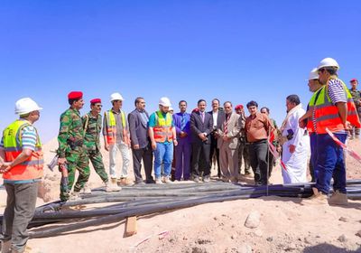 محافظ شبوة يدشن المحطات التحويلية لمشروع الطاقة الشمسية