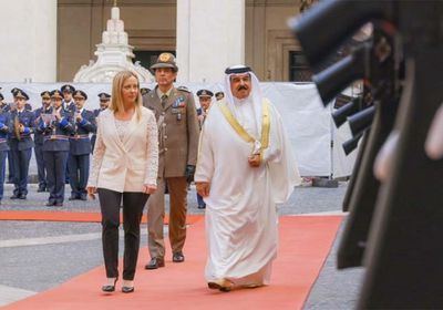 عاهل البحرين ورئيسة وزراء إيطاليا يبحثان التطورات الإقليمية والدولية