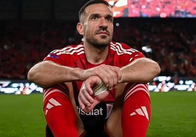 علي معلول يودع لاعبي الأهلي بعد جلسته مع كولر