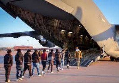 طائرة عسكرية أمريكية تحمل مهاجرين تهبط في غواتيمالا